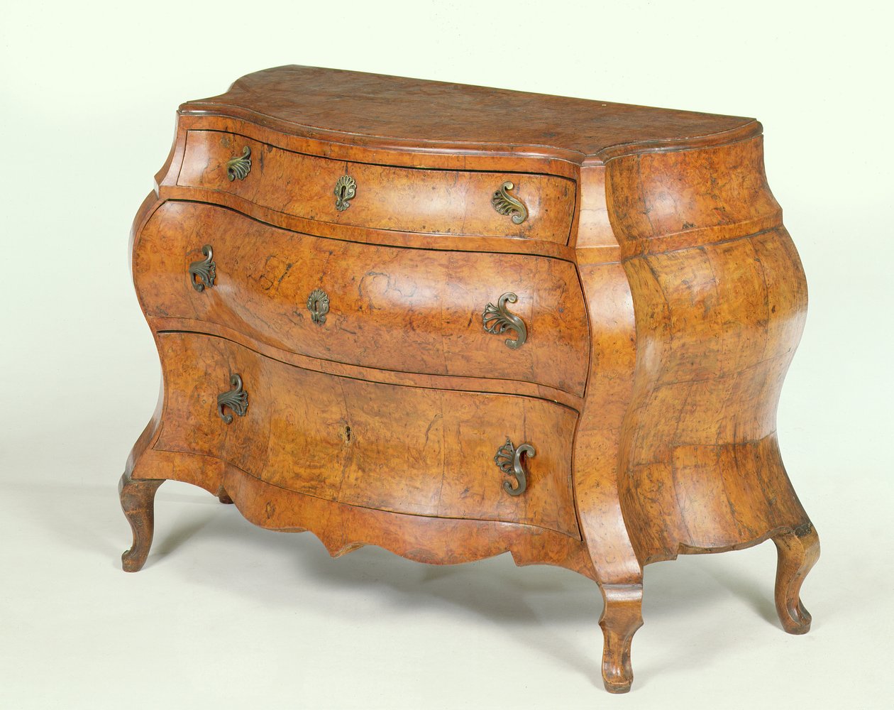 Norditaliensk valnøttkommode, overdreven bombeform, ca. 1760 av Unbekannt Unbekannt
