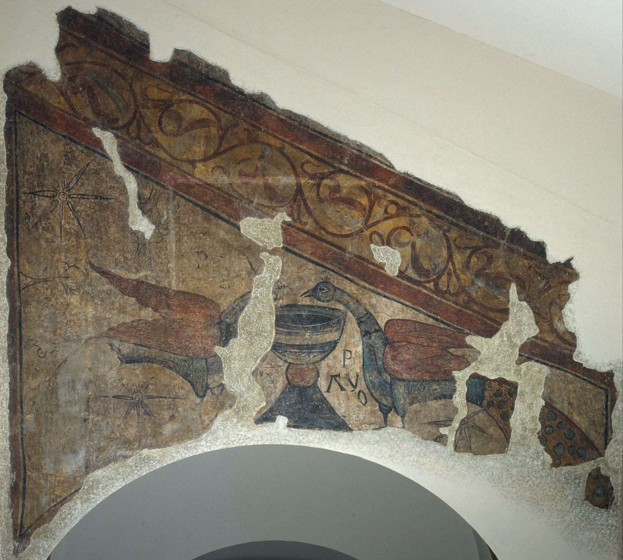 Påfugler drikker av en kalk fra Santa Maria de Taüll av Unbekannt Unbekannt