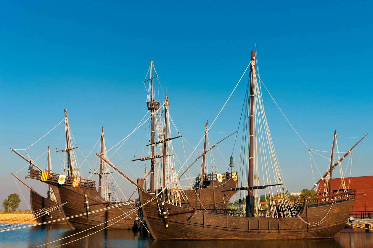 Kopier av skipene Columbus seilte til Amerika i ved El Muelle de las Carabelas, eller The Wharf of the Caravels ved Palos de la Frontera, Huelva-provinsen, Andalusia, Sør-Spania. av Unbekannt Unbekannt