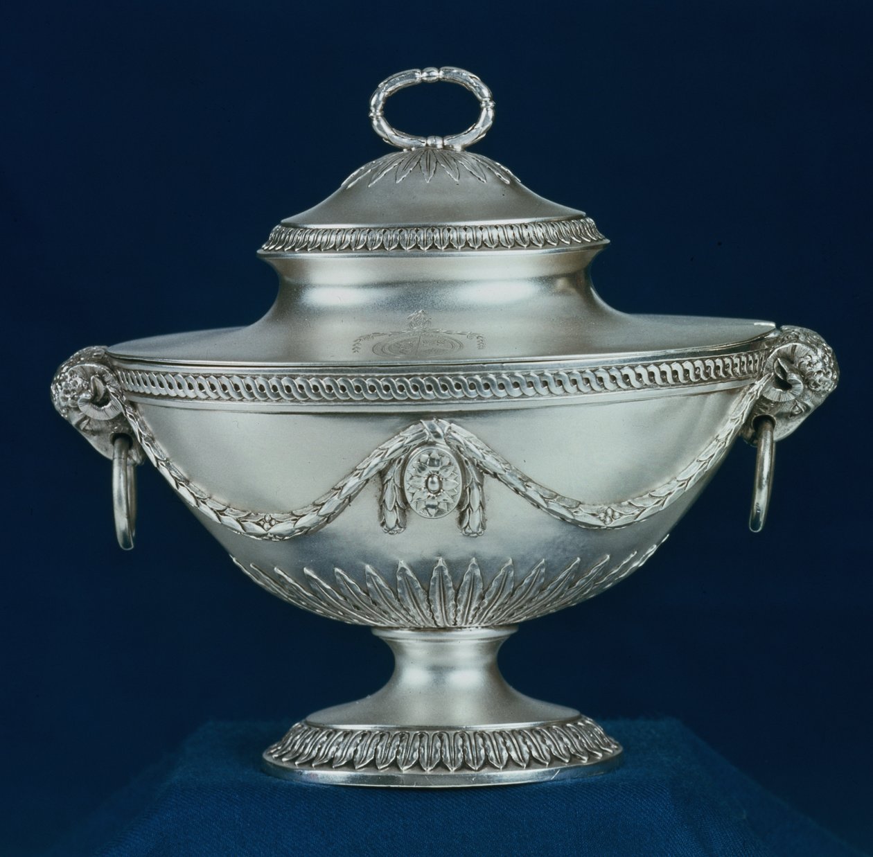 Saus-terrin, en av et par, reproduksjon av et design laget av Robert Adam et år tidligere for en suppeterrin, laget av John Carter, London, sølv fra 1774 av Unbekannt Unbekannt