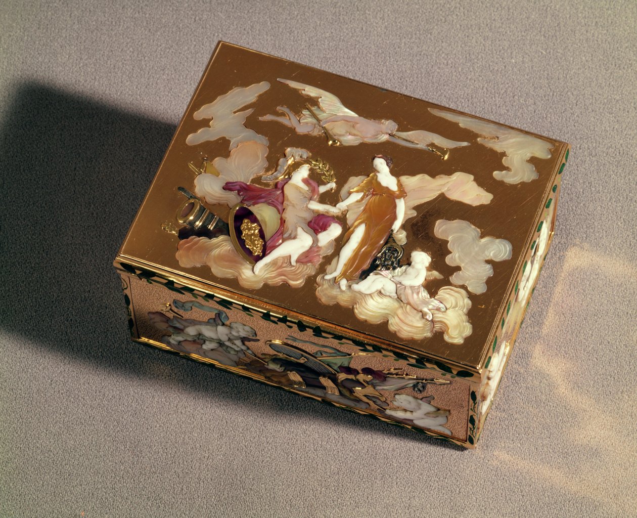 Snusboks av emaljert gull og farget perlemor, Paris, 1747-48; snusboks i form av en tønne, Paris, 1754, gull og perlemor av Unbekannt Unbekannt