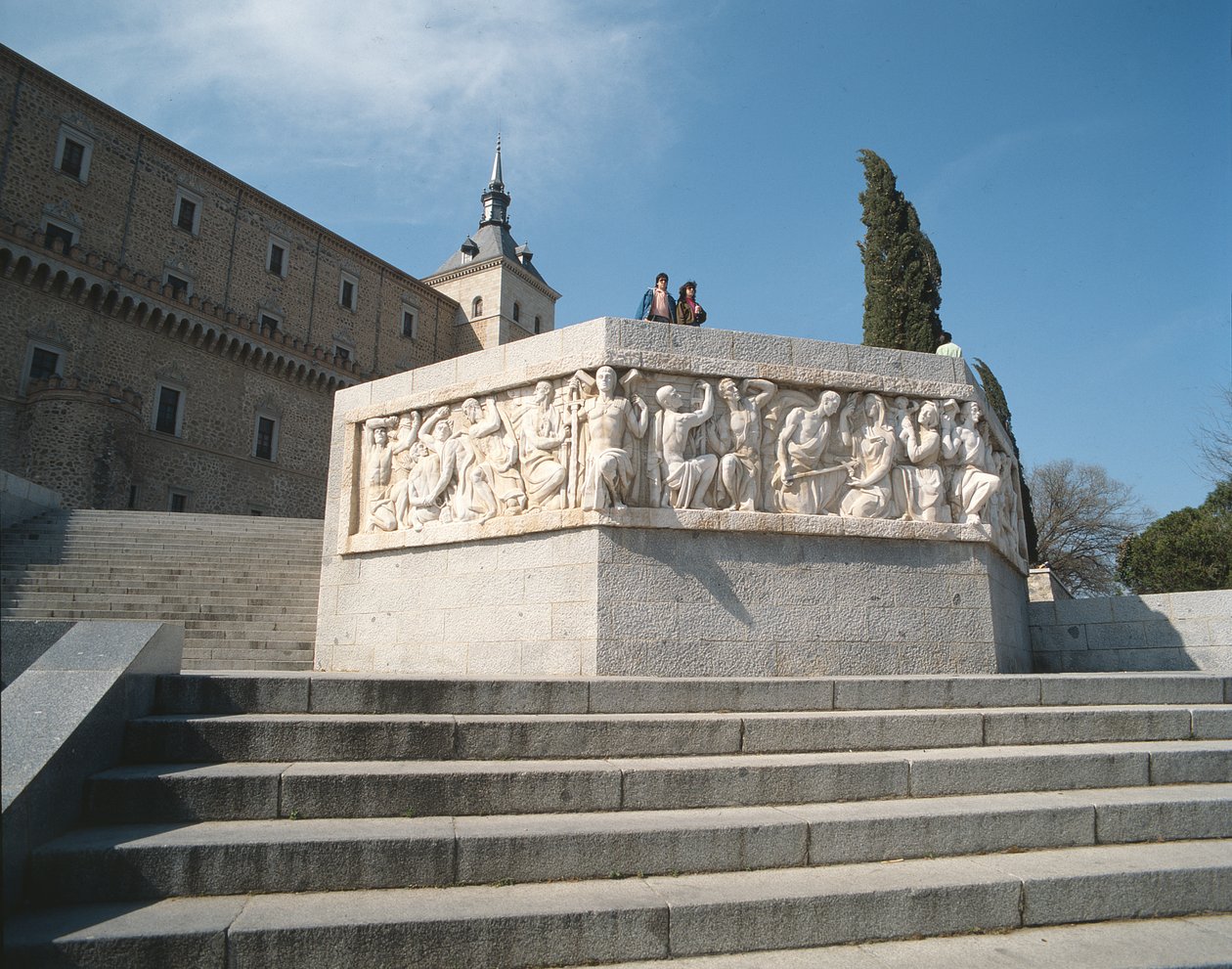Steps of the Alcazar med monumentet til seier av Juan de Avalos (1911-2006) 1961 av Unbekannt Unbekannt