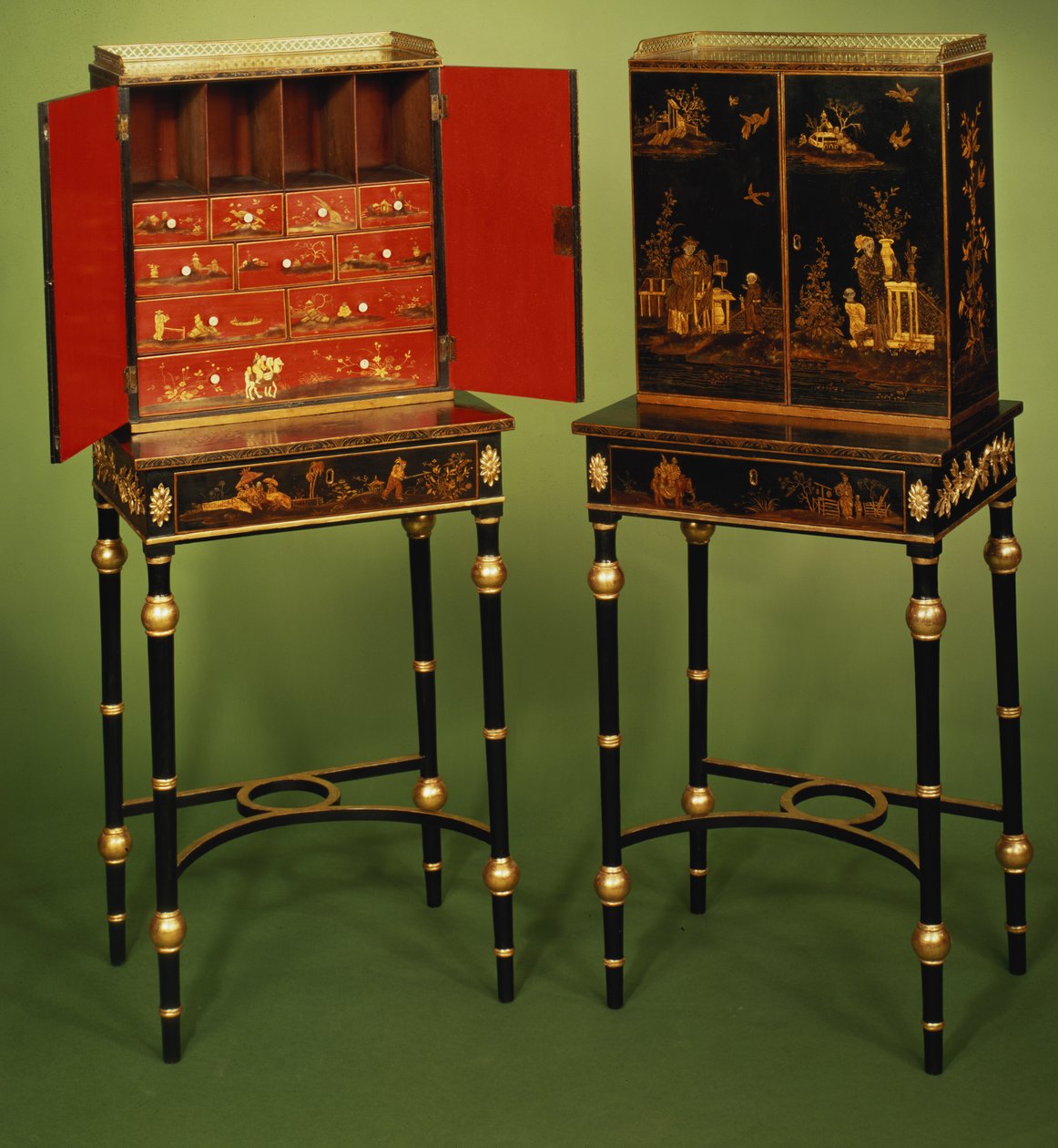 To Chinoiserie-skap, ca.1770 lakk av Unbekannt Unbekannt