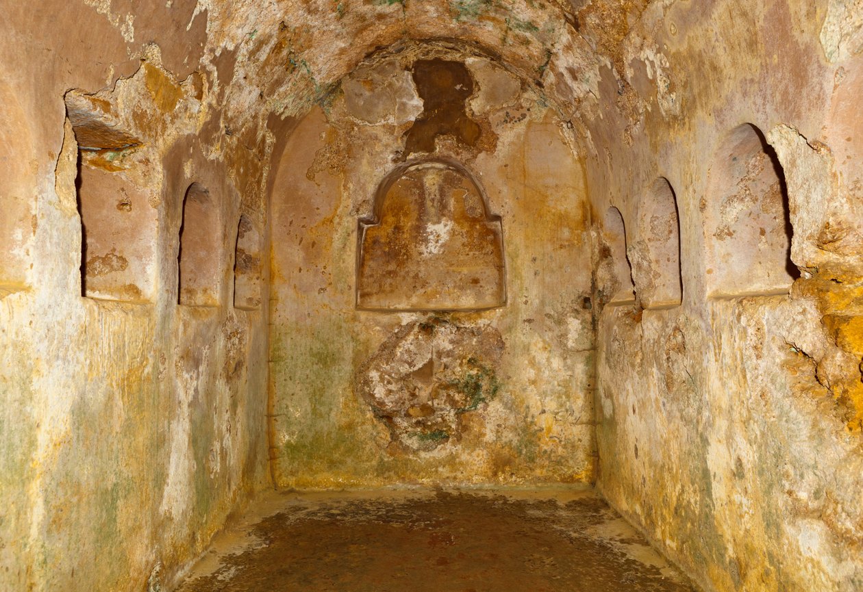 Underjordisk kammer under det sirkulære mausoleet i den romerske nekropolisen i det arkeologiske komplekset, Carmona, Sevilla-provinsen, Spania. av Unbekannt Unbekannt