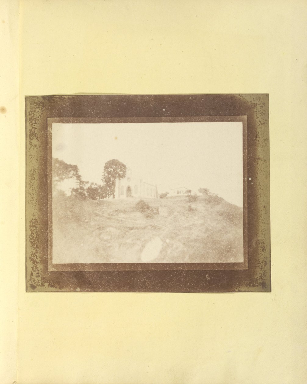 Ukjent produsent, britisk, aktivt India ca 1843 - (Langsikt over Two Buildings, India) av Unbekannt Unbekannt