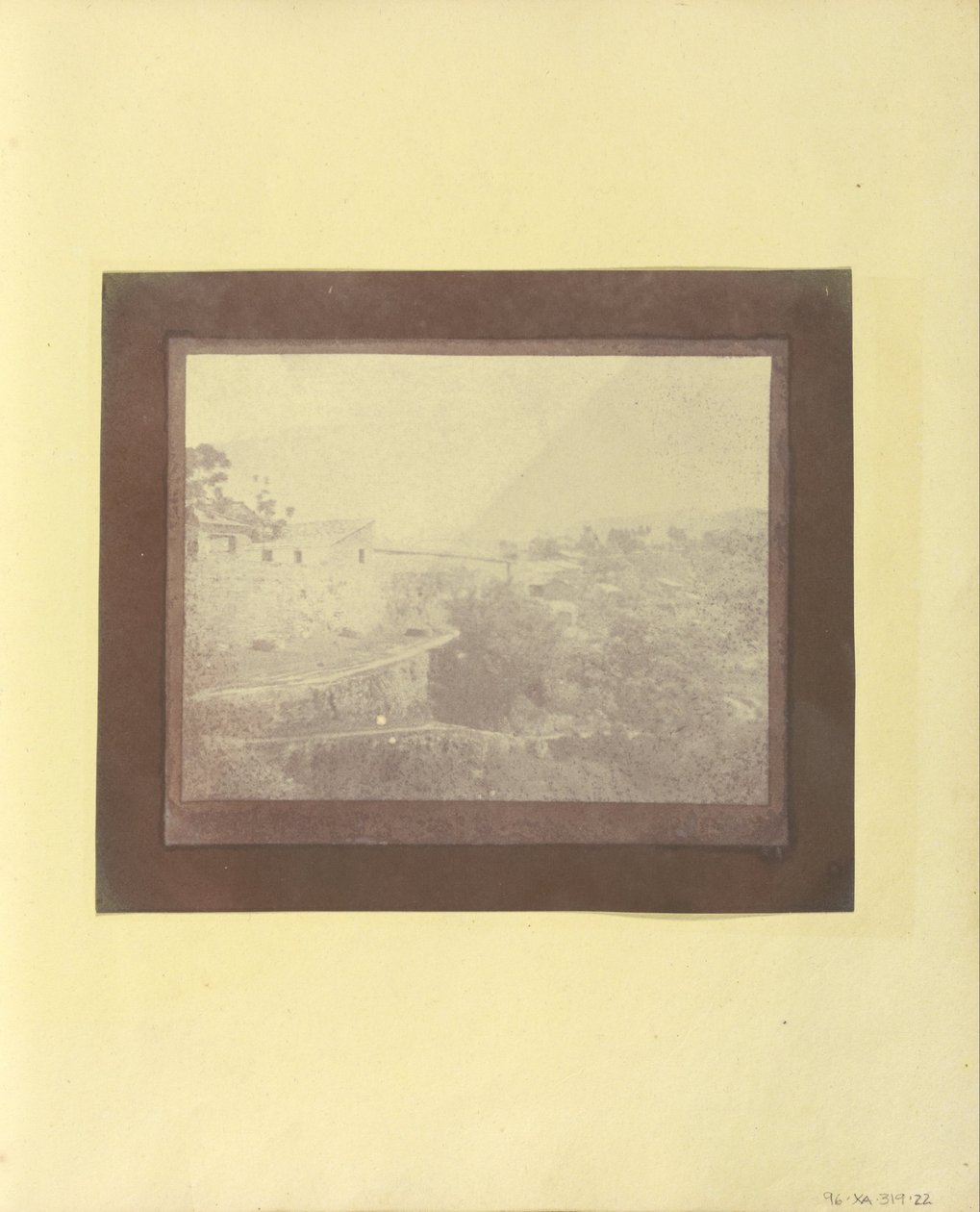Ukjent produsent, britisk, aktivt India ca 1843 - (Utsikt over en Hillside Building og Valley Beneath, India) av Unbekannt Unbekannt