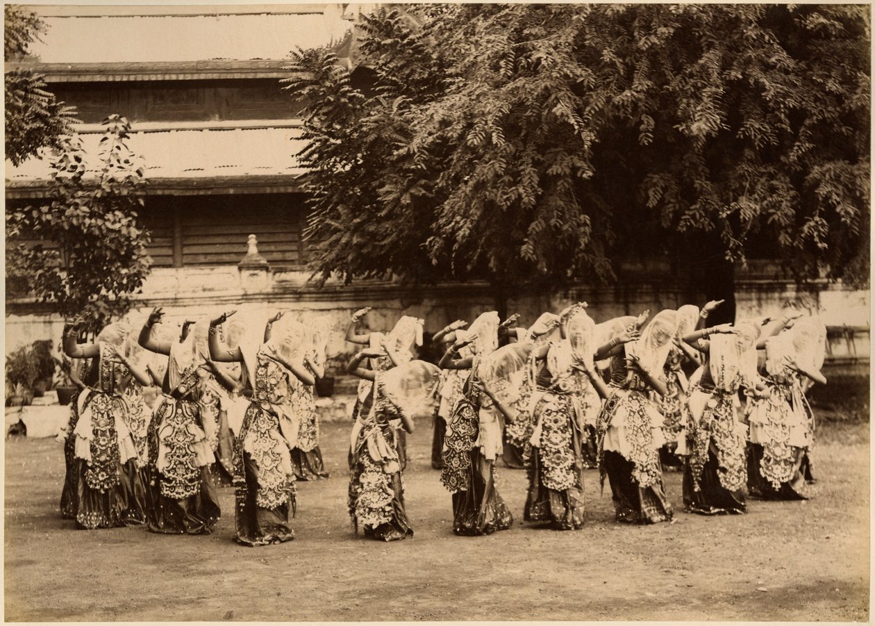 Tilslørte dansere i Mandalay, Burma, sent på 1800-tallet (albumintrykk) av Unbekannt Unbekannt