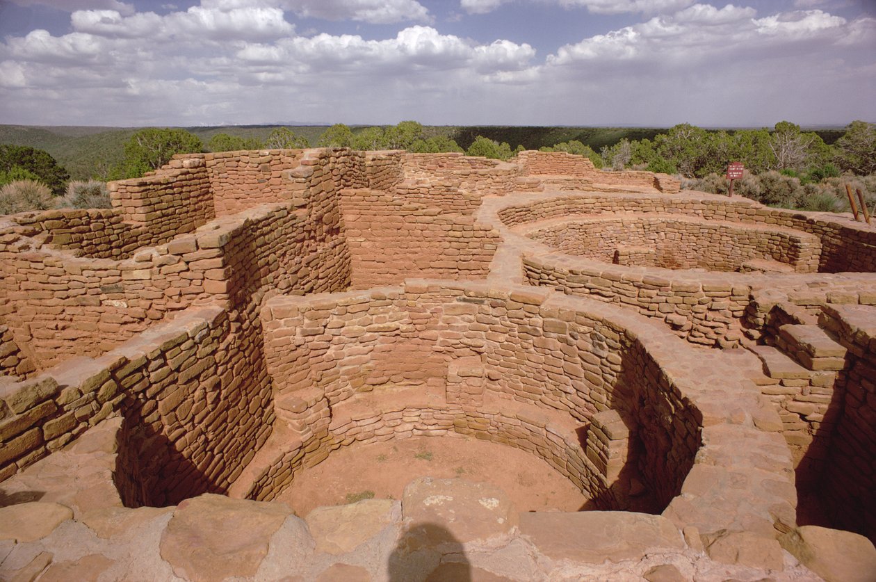 Utsikt over Pueblo Indian Kivas, bygget fra 1000- til 1300-tallet (se også 229299) av Unbekannt Unbekannt