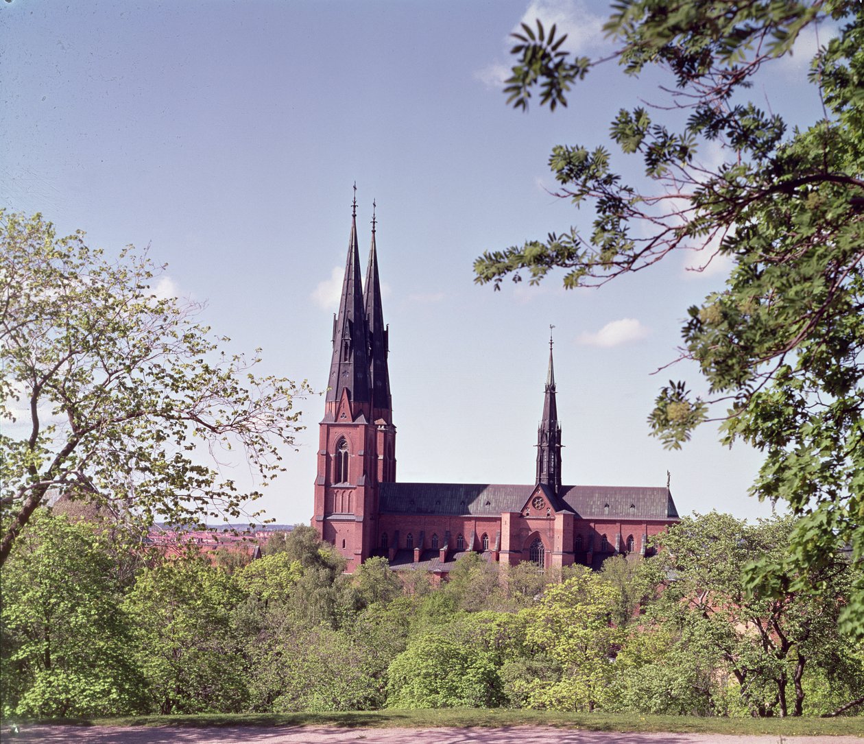 Utsikt over Uppsala katedral fra slottsbildet av Unbekannt Unbekannt