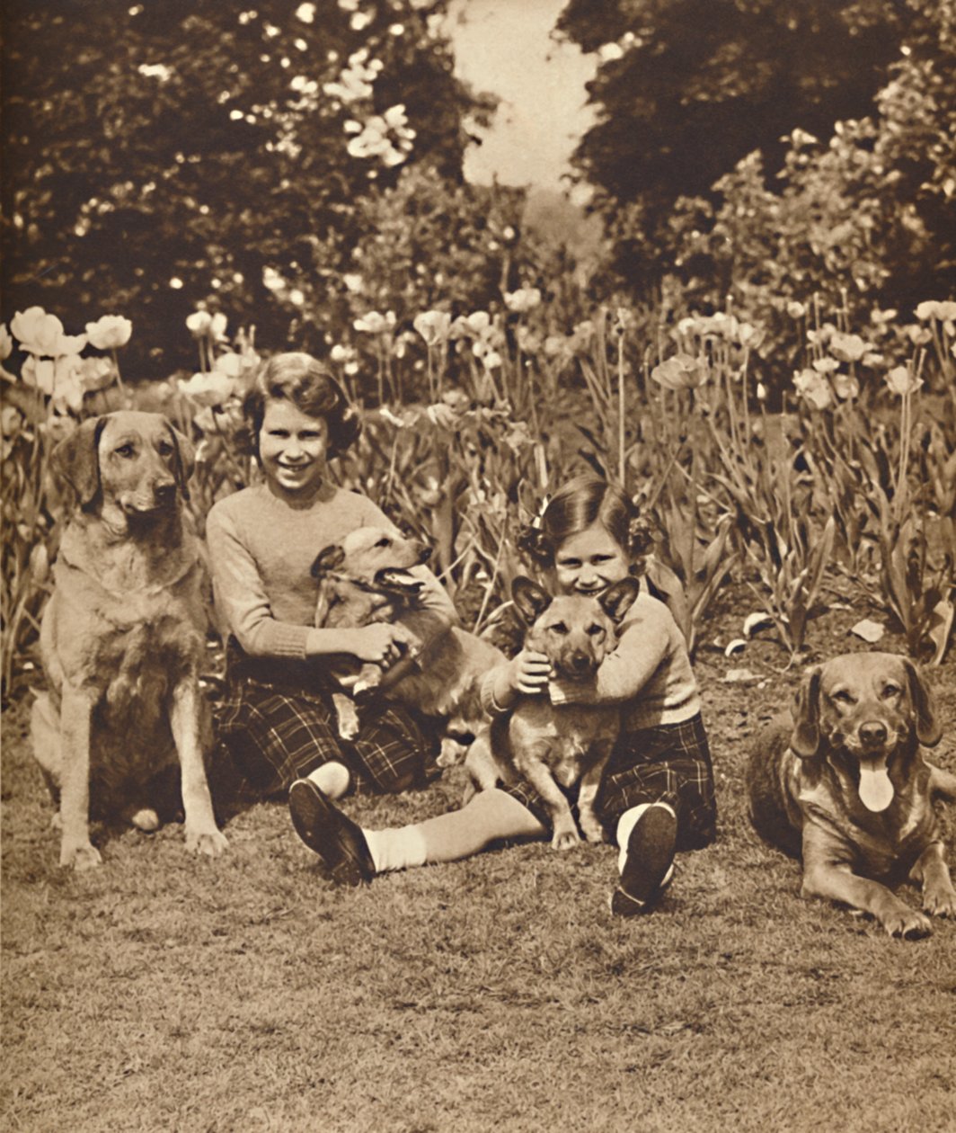 -Og venner, prinsesser Elizabeth og Mary på Royal Lodge, Windsor, c1936 1937 av Unbekannt