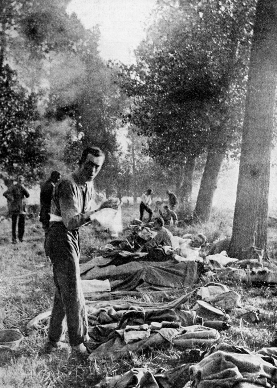 11. husarer bivuakk ved Champs etter retretten fra Mons, september 1914 1935 av Unbekannt