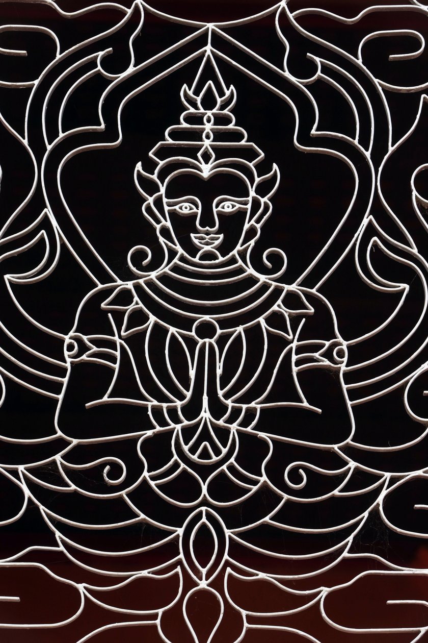 20151028, Vientiane, Laos: Wat Ong Teu buddhisttempel. En gudinne dekorerer et vindu av Unbekannt