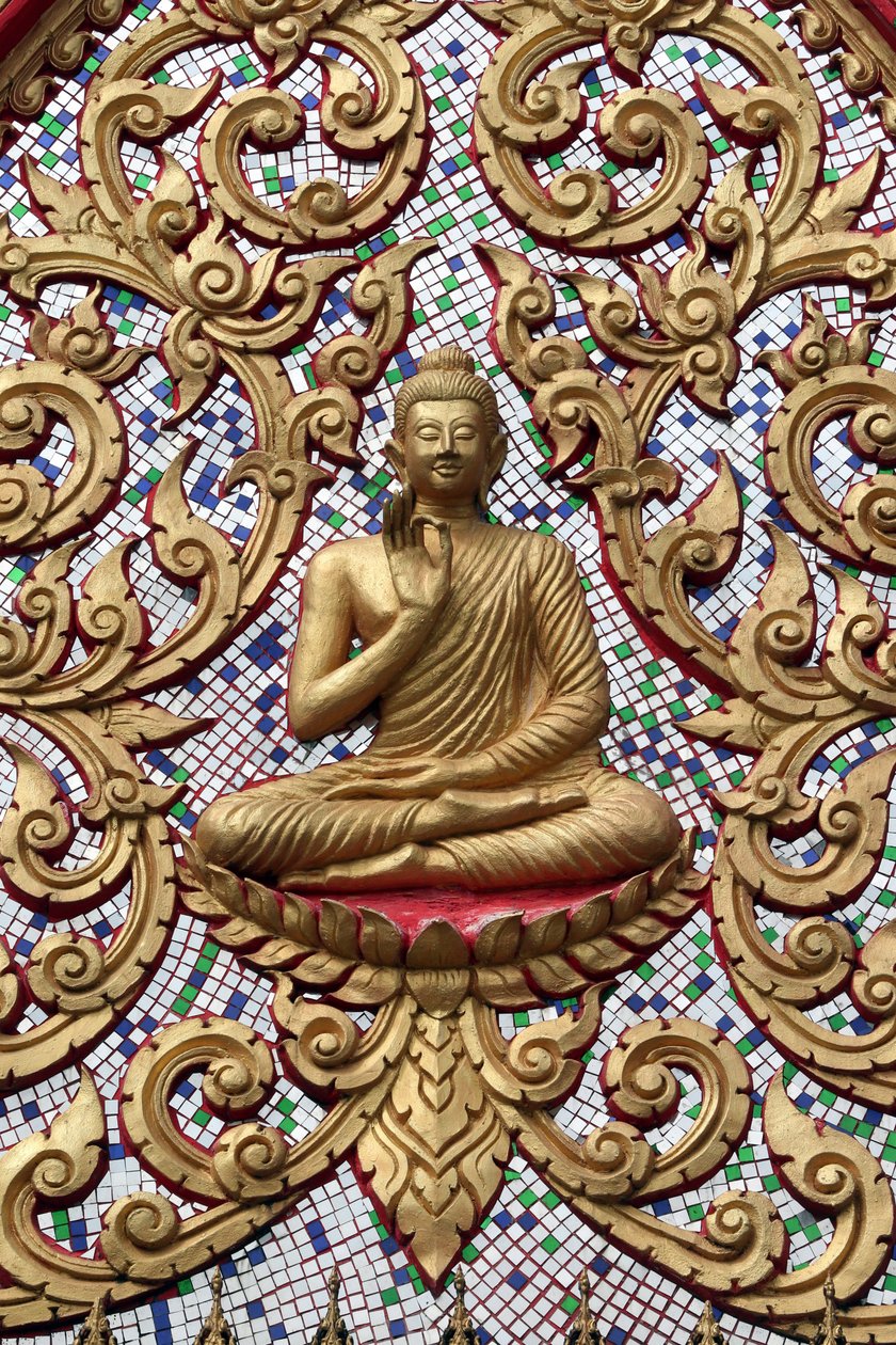 20151102, Vang Vieng, Laos : Inngangsdør dekorert med gullrelieffer. The Teaching Buddha skildrer et spesielt øyeblikk i Buddhas liv, nemlig den første prekenen Buddha holdt etter å ha nådd opplysningstiden av Unbekannt