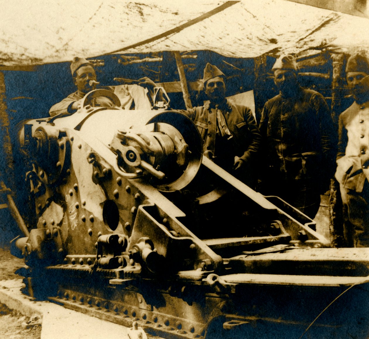 220 pistol i sin plassering, c1914-c1918 av Unbekannt