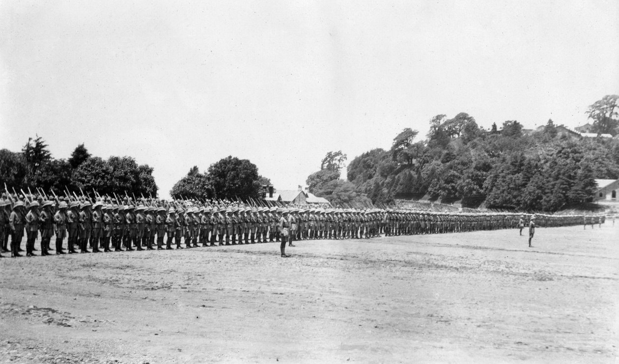 5th Battalion East Surrey-regiment på parade, Chakrata, 1917 av Unbekannt