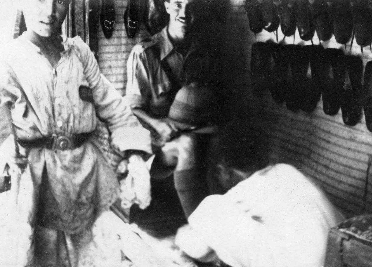 En britisk offiser i en skobutikk, Bagdad, Mesopotamia, WWI, 1918 av Unbekannt