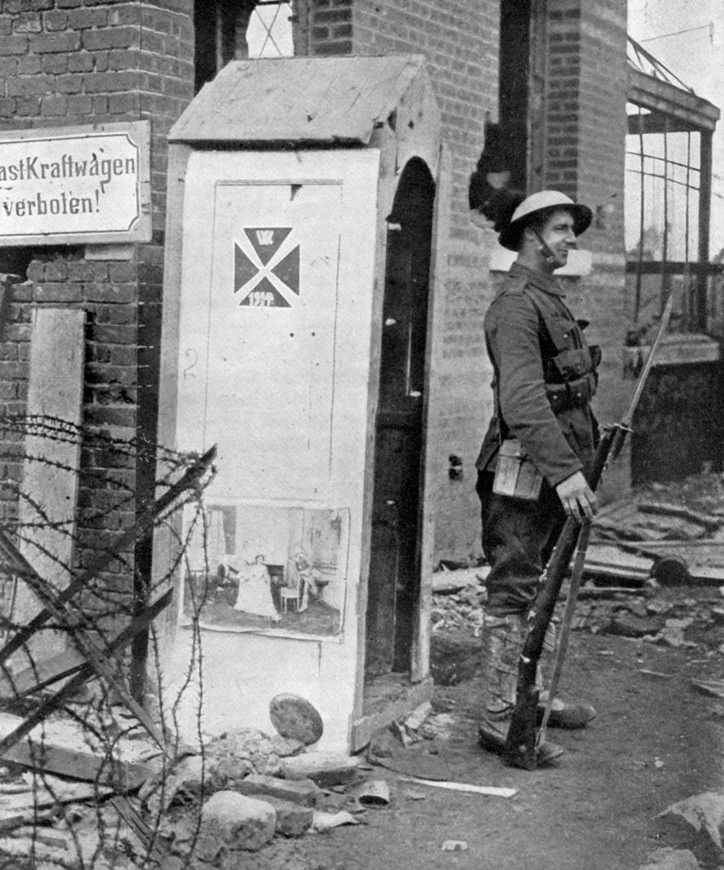 En britisk soldat på vaktvakt etter Peronnes fall, Frankrike, første verdenskrig, 1917, c1920 av Unbekannt
