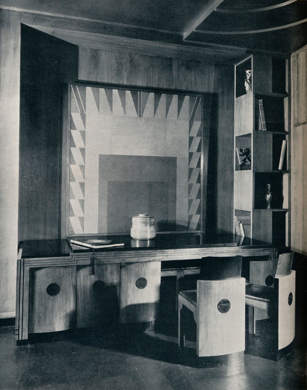 Et konferansebord og stoler for et privat kontor. Designet av Joseph Sinel, 1930 av Unbekannt