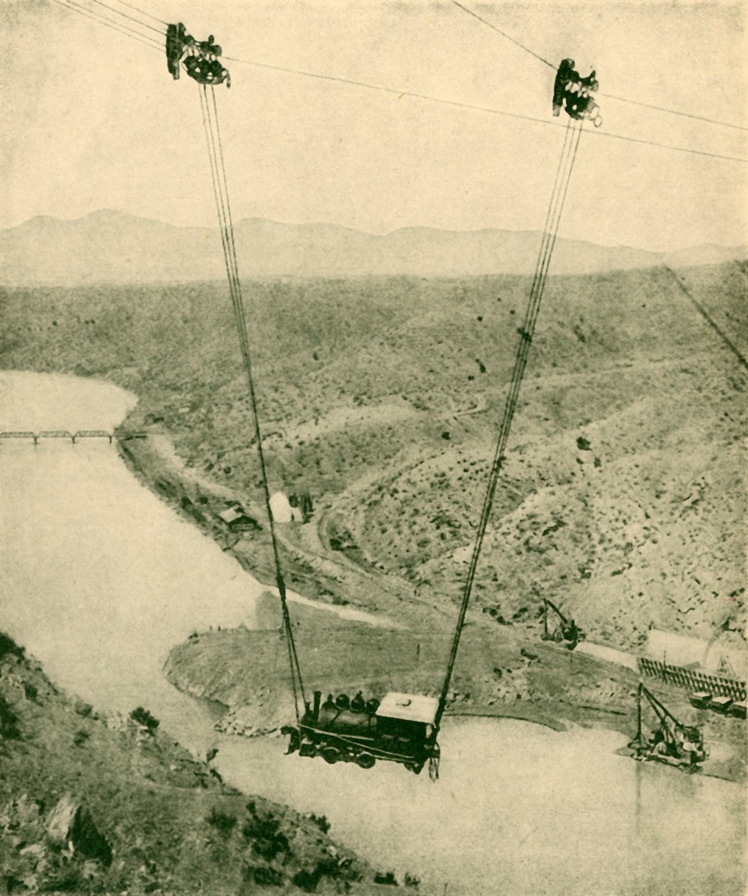 En kontraktørmotor som svinges over en kløft, Rio Grande River, New Mexico, 1930. av Unbekannt