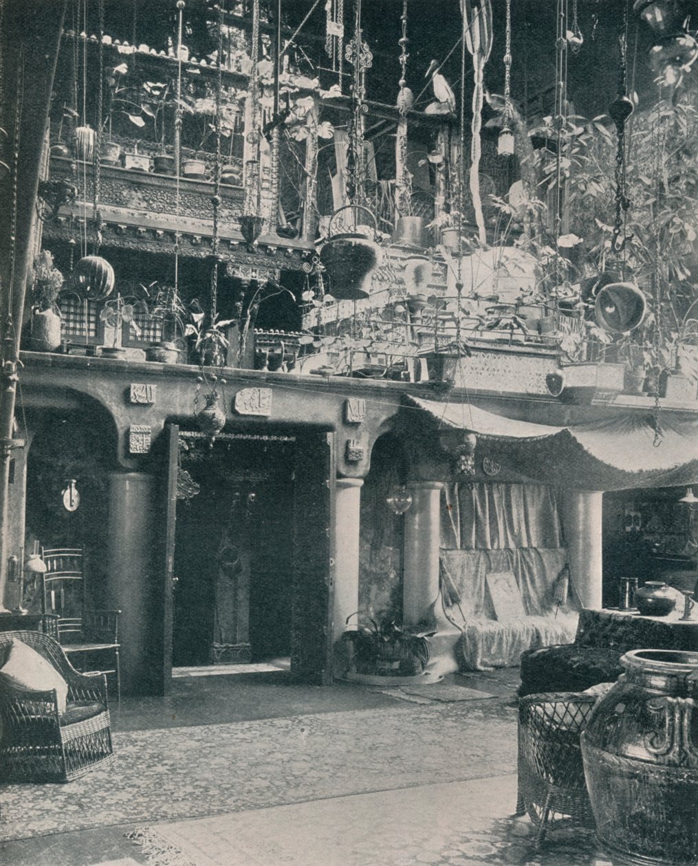 Et hjørne i studioet til Mr. Louis C. Tiffany, 1897 av Unbekannt