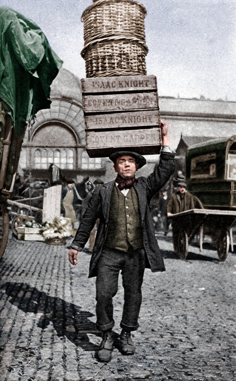 En markedsportier i Covent Garden, London, c1922. av Unbekannt