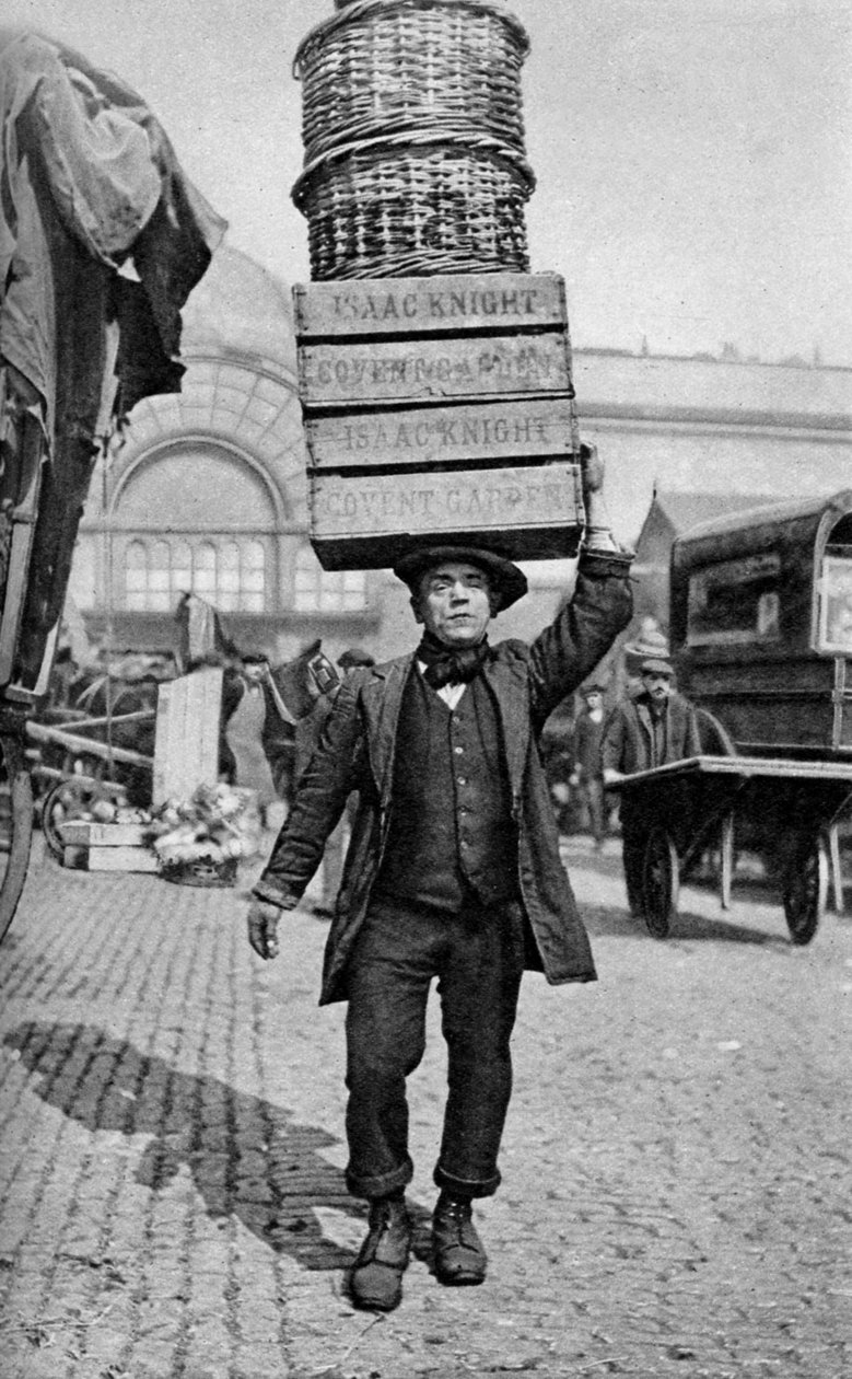 En markedsportier i Covent Garden, London, c1922 av Unbekannt