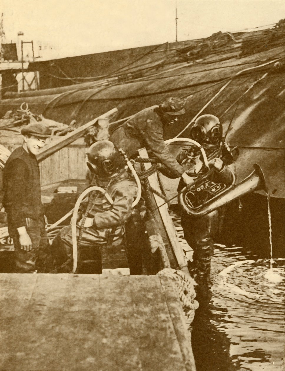 En dykker med euphonium og sverd fra den tyske Kaiser Scuttled at Scapa, c1930. av Unbekannt