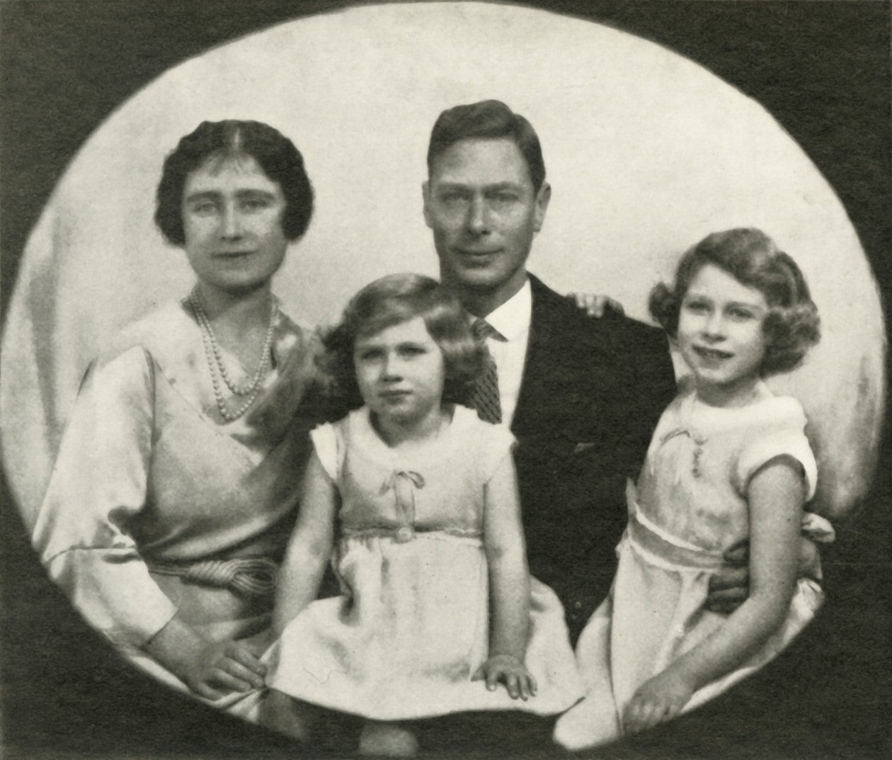 En familiegruppe, c1933, 1937. av Unbekannt