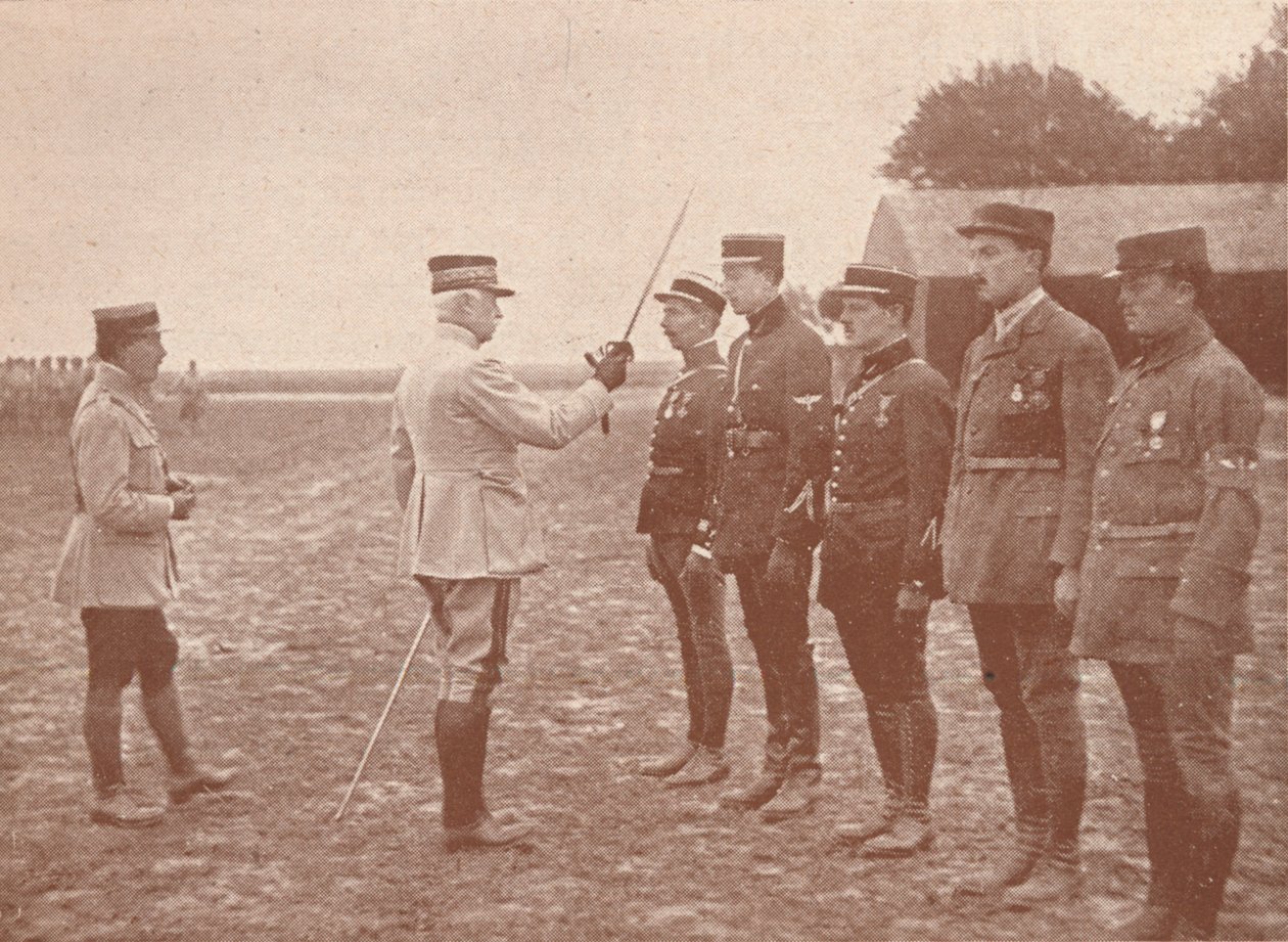 En fransk general som gir dekorasjoner til flygere, c1918 1919 av Unbekannt
