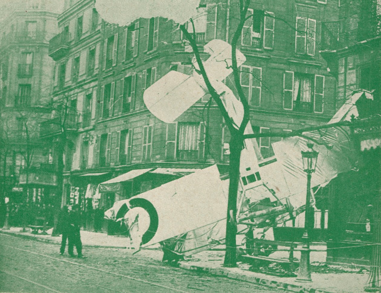 Et fransk fly går ned i en gate i Paris, c1917 1919 av Unbekannt