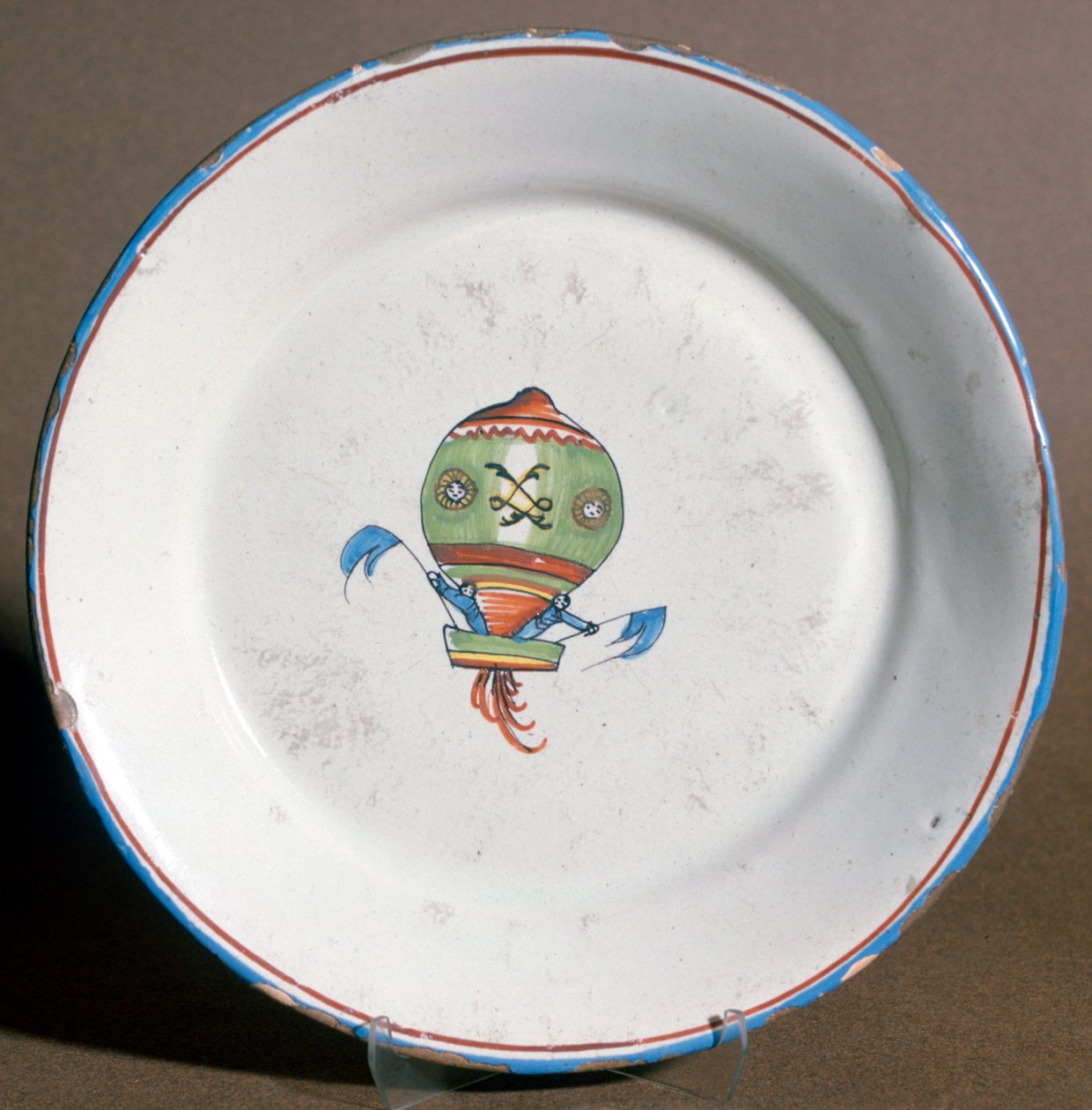 En fransk fajanseplate med aeronauter med flagg, 1785 av Unbekannt