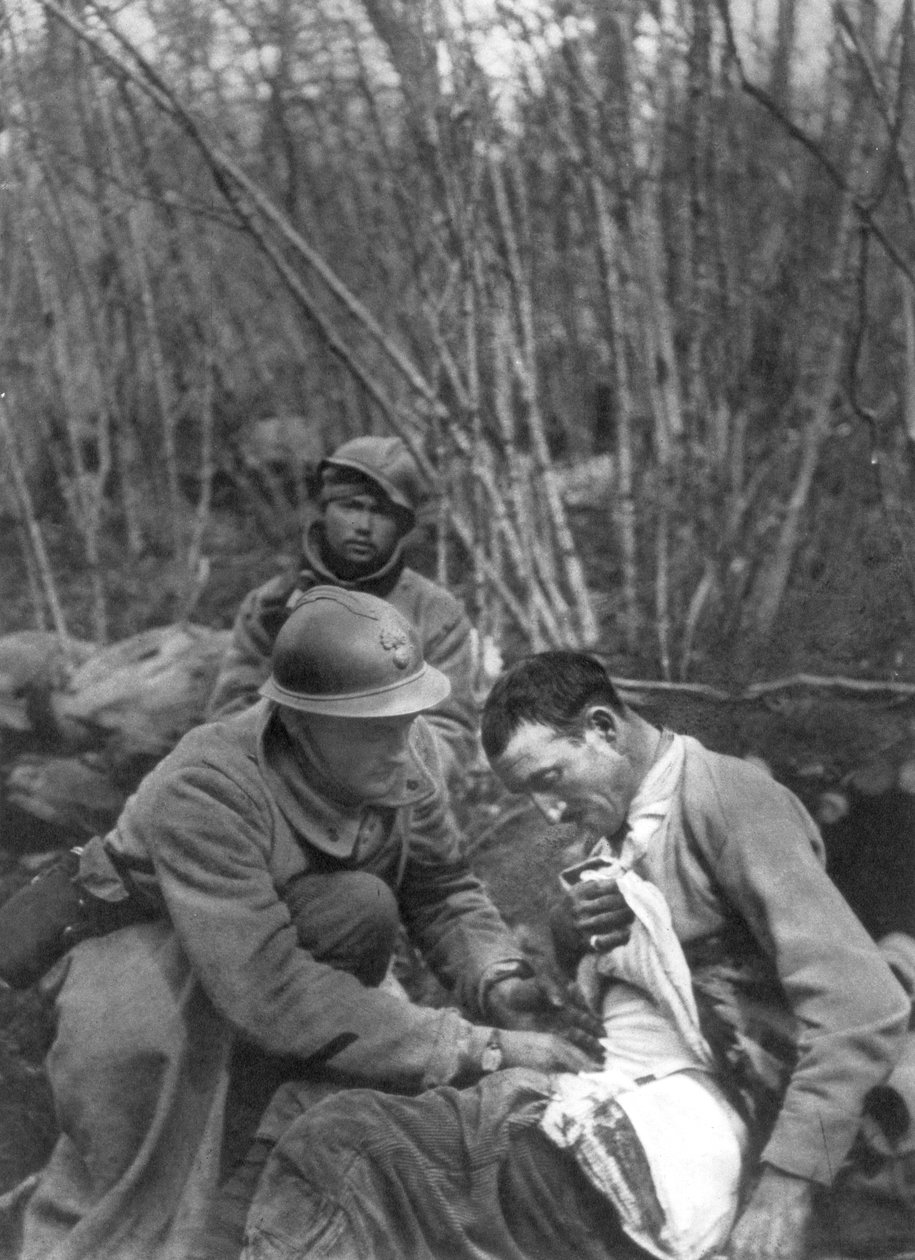 En fransk soldats sår blir behandlet, første verdenskrig, Frankrike, 1916 av Unbekannt