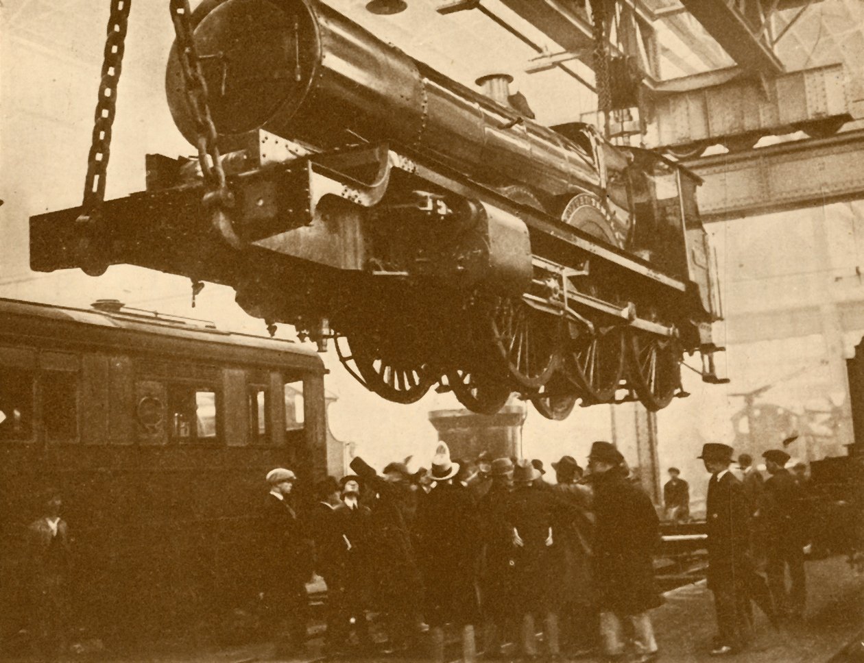 En Great Western Knight montert for inspeksjon av offentlige skolegutter som besøker Swindon, c1930. av Unbekannt