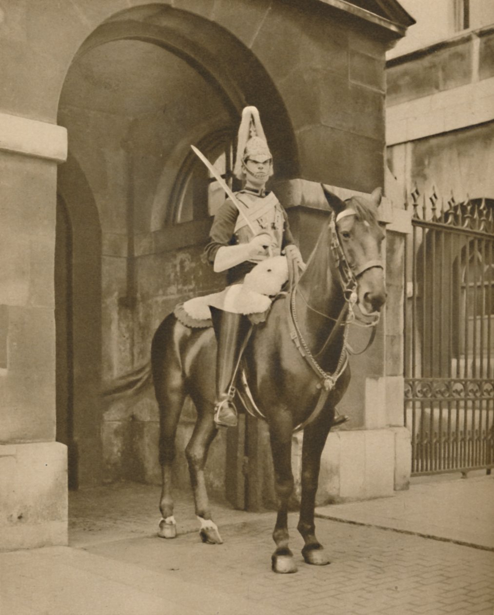 En levende statue i Whitehall: The Lifeguards Sentry, c1935. av Unbekannt