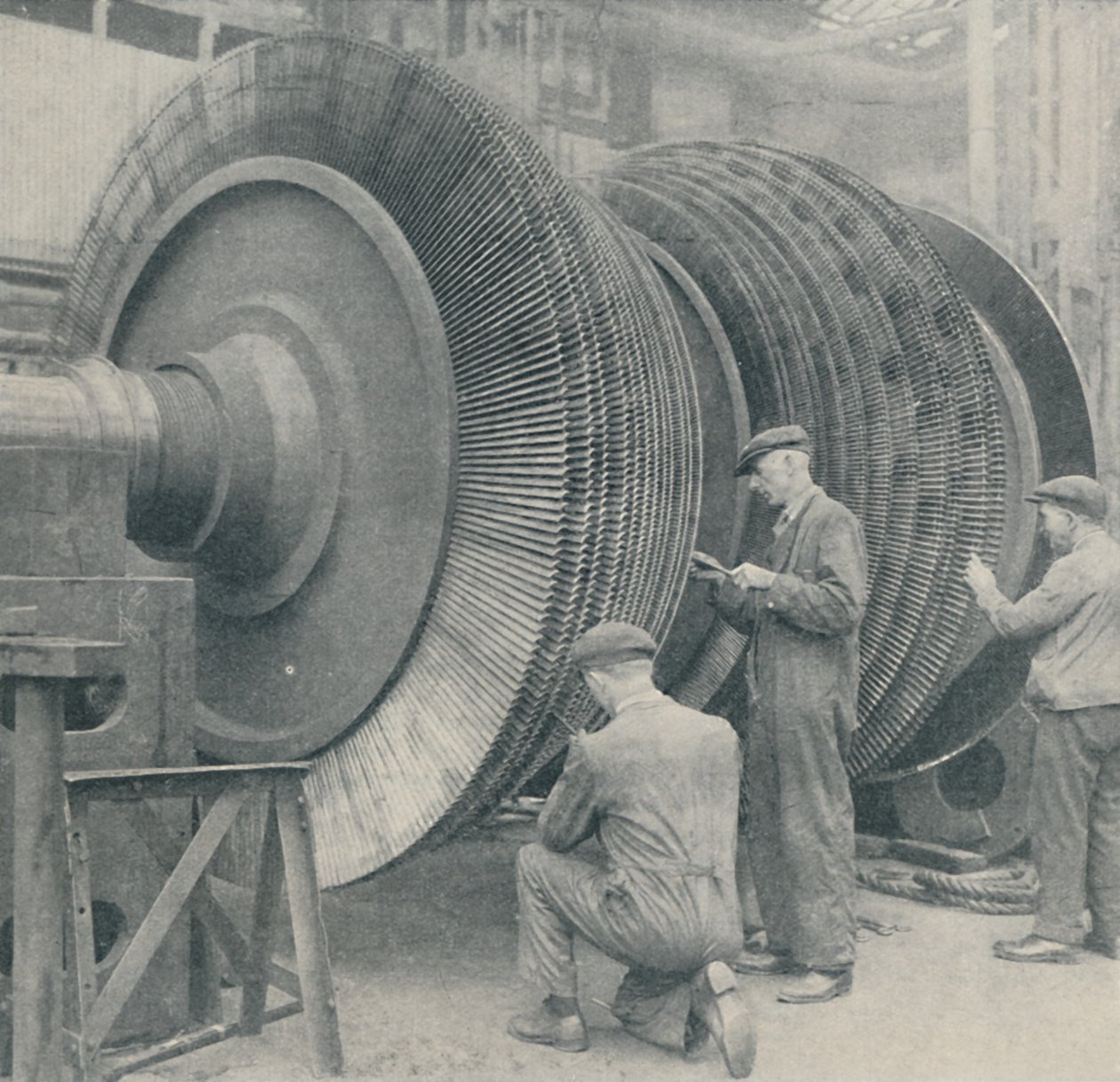 En rotor med mange blader for en av Queen Marys lavtrykksturbiner, 1937 av Unbekannt