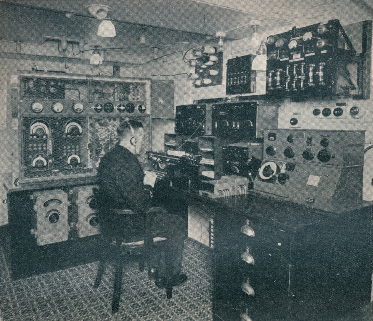 En trådløs operatør fra Marconi mottar trådløse meldinger når keiserinnen av Storbritannia krysser Atlanterhavet av Unbekannt