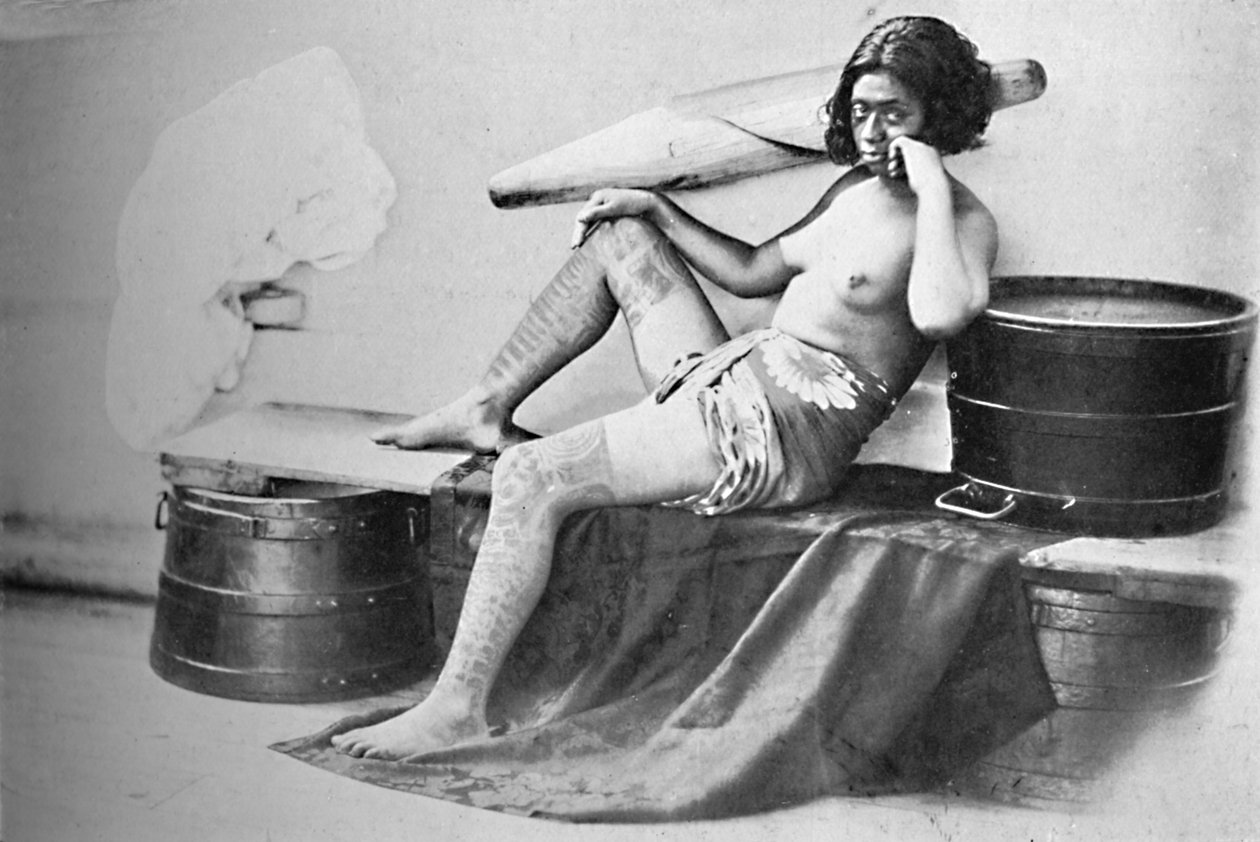 En Marquesa-kvinne med den nedre delen av bena fullt tatovert, 1902 av Unbekannt