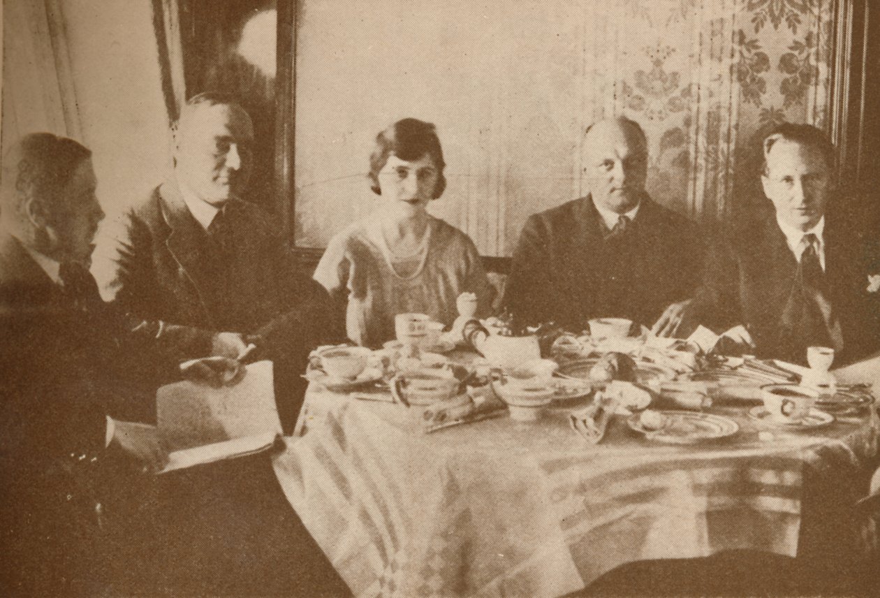 Et måltid ombord på Graf Zeppelin mens du flyr over Atlanterhavet, 1927 av Unbekannt