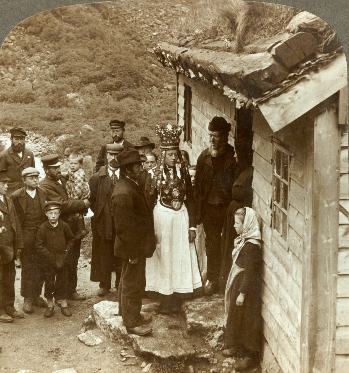 Et Nordfjord brudepar med gjester og foreldre ved husdøren, Brigsdal, Norge, c1905. av Unbekannt
