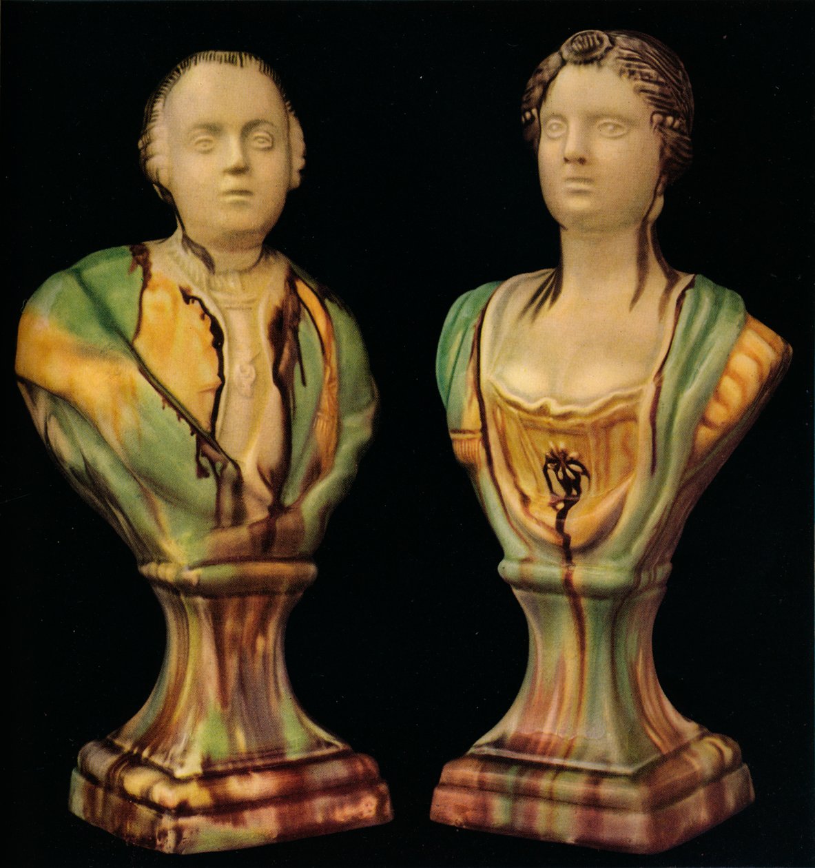 Et par Staffordshire lervarebyster som representerer kong George III og dronning Charlotte, med Tr av Unbekannt