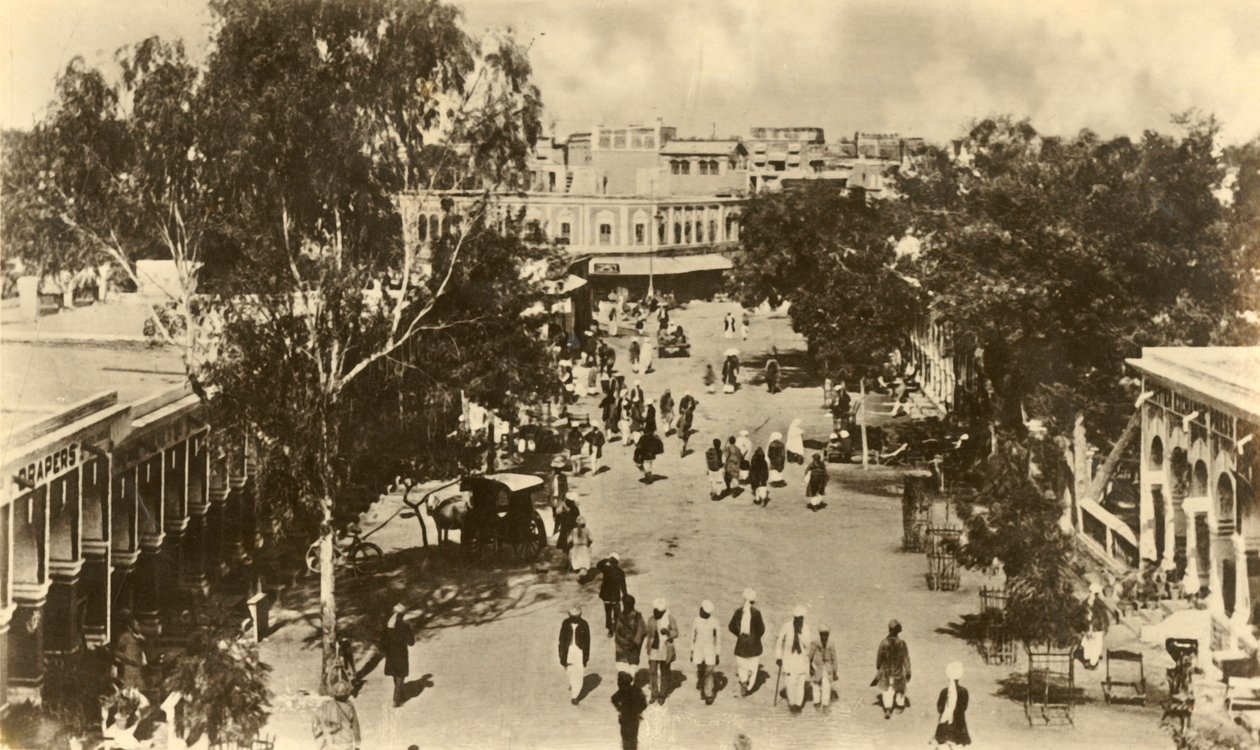 En del av Sadar Bazar, Rawalpindi - Tatt fra Massy Gate, c1918-c1939. av Unbekannt