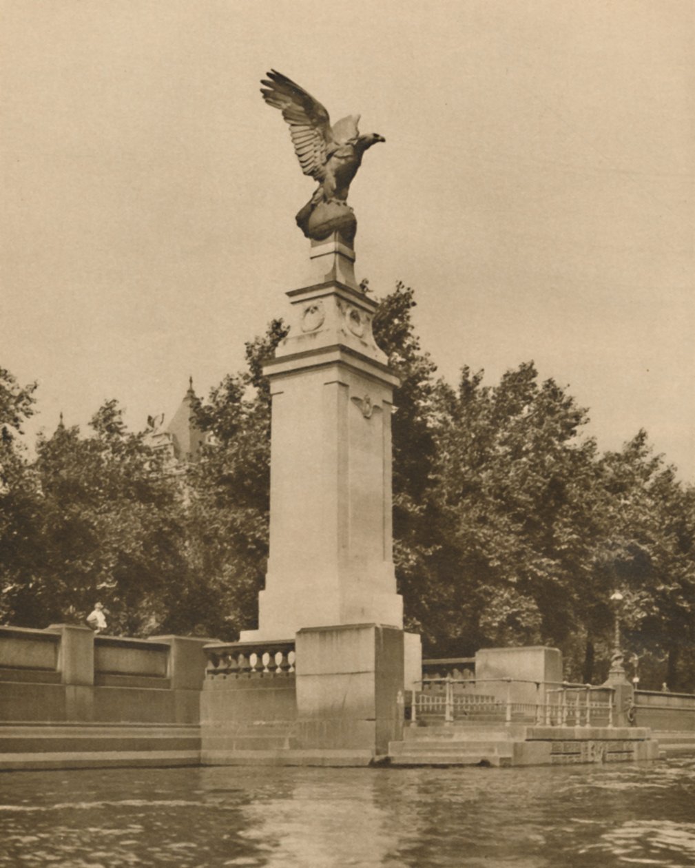 En romersk ørn symboliserer passende de flygende mennene fra den store krigen, c1935. av Unbekannt