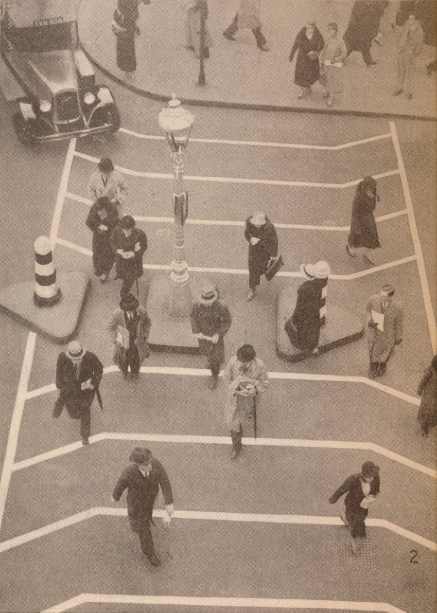 En sikkerhetsvei rett overfor Charing Cross Station, c1934, 1935 av Unbekannt
