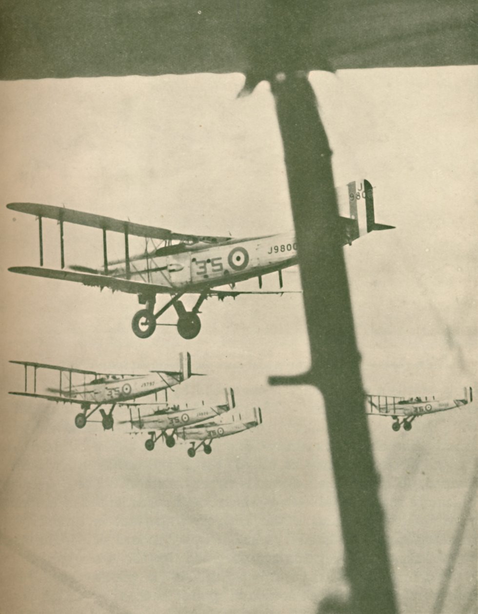 En skvadron fra Royal Air Force Flying in Formation, 1927 av Unbekannt