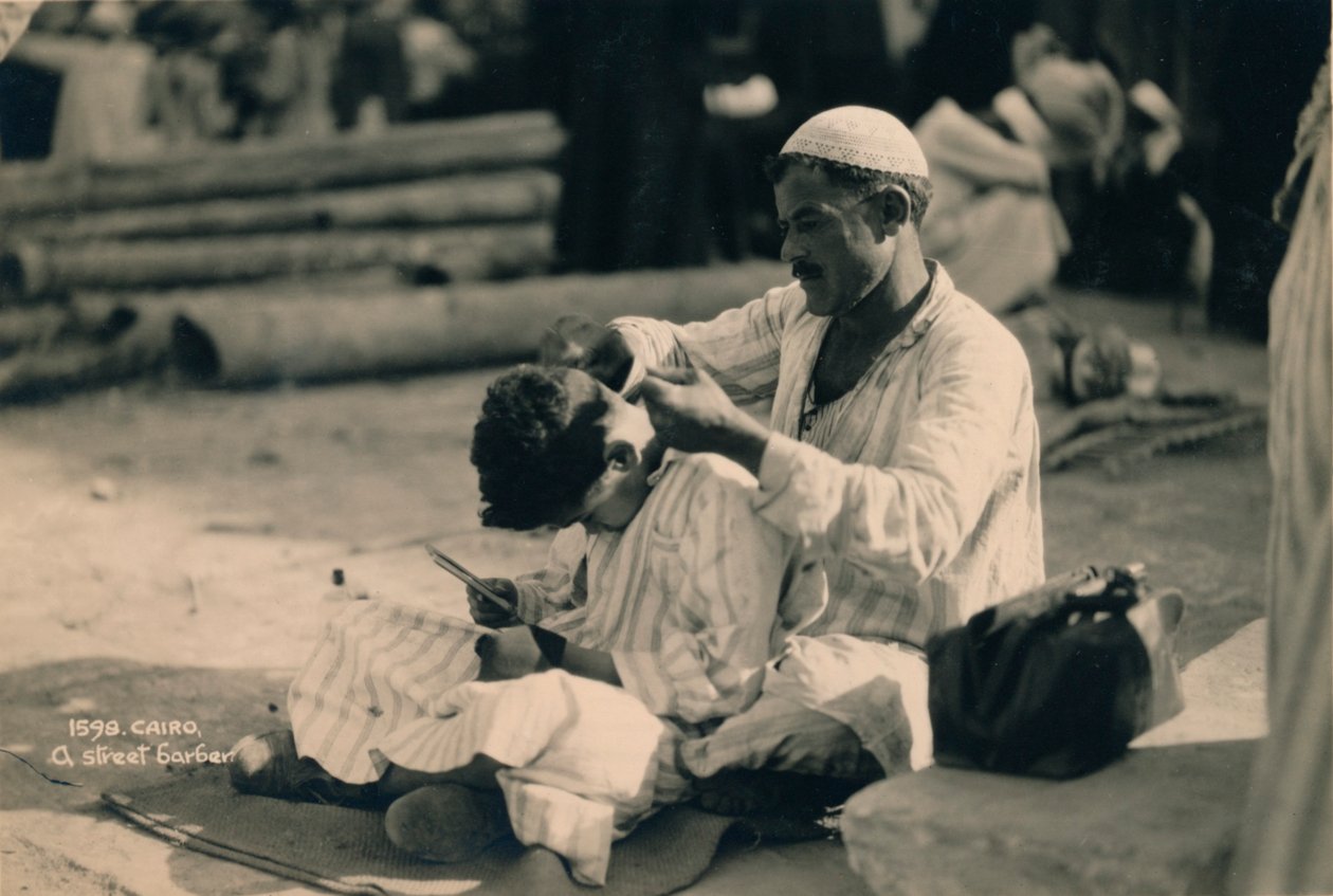 En gatefrisør, Kairo, Egypt, 1936 av Unbekannt