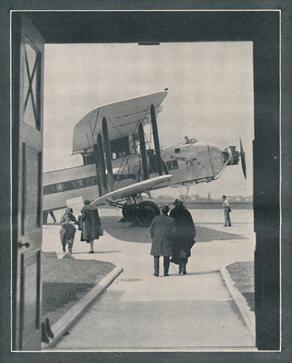Et symbol på den moderne verden - Passasjerer som går om bord på Croydon Aerodrome, c1935 av Unbekannt