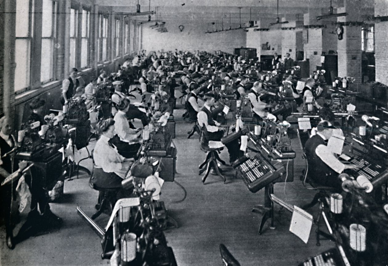 En visning av det største batteriet av komponerende maskiner i verden, 1916 av Unbekannt