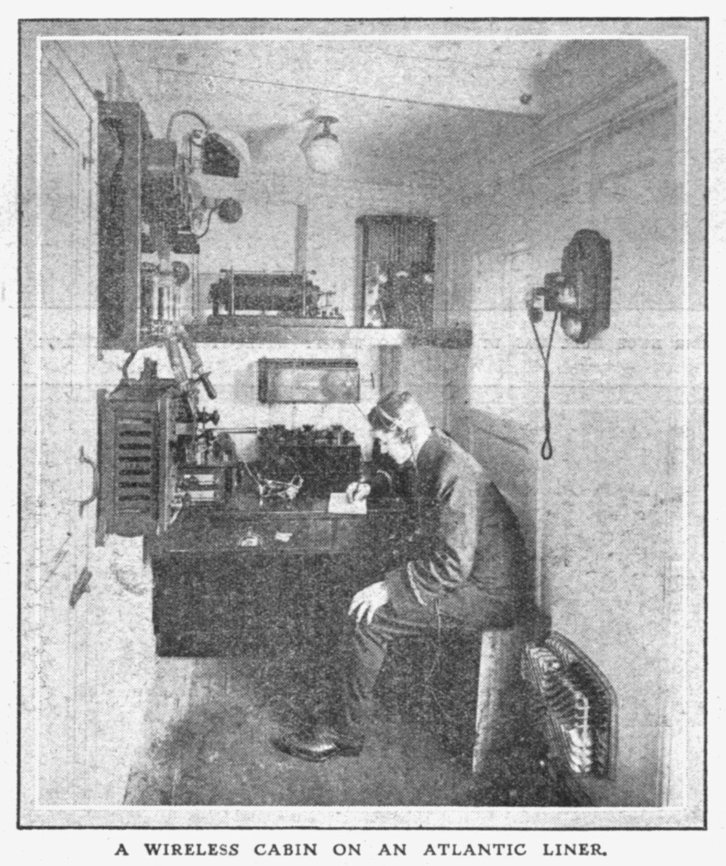 En trådløs hytte på en Atlanterhavsbåt, 20. april, 1912. av Unbekannt