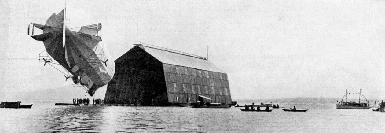 En Zeppelin går inn i det flytende skuret, ca 1900, ca 1920 av Unbekannt