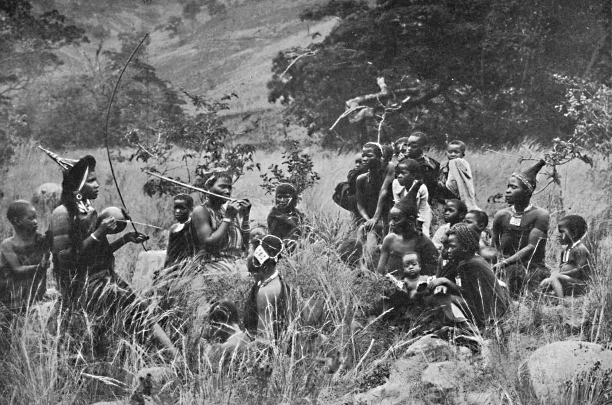 En Zulu-musiker og publikum, 1912 av Unbekannt